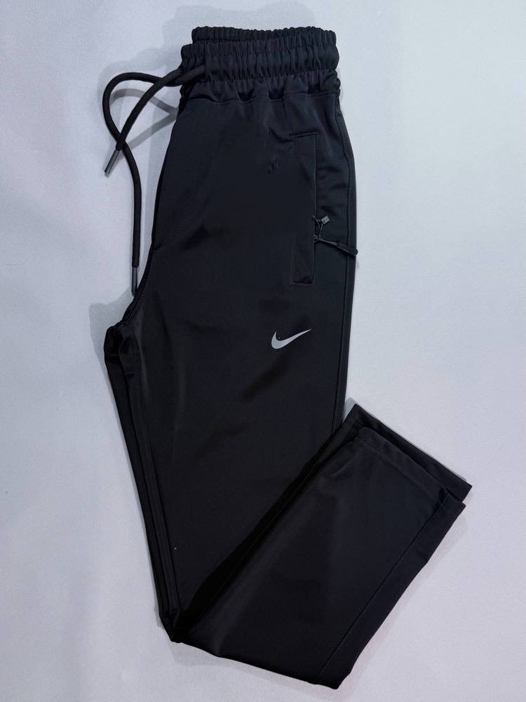 شلوار ورزشی مردانه مدل NIKE پارچه غواصی راسته بغل زیپ جیب دار تک رنگ مشکی